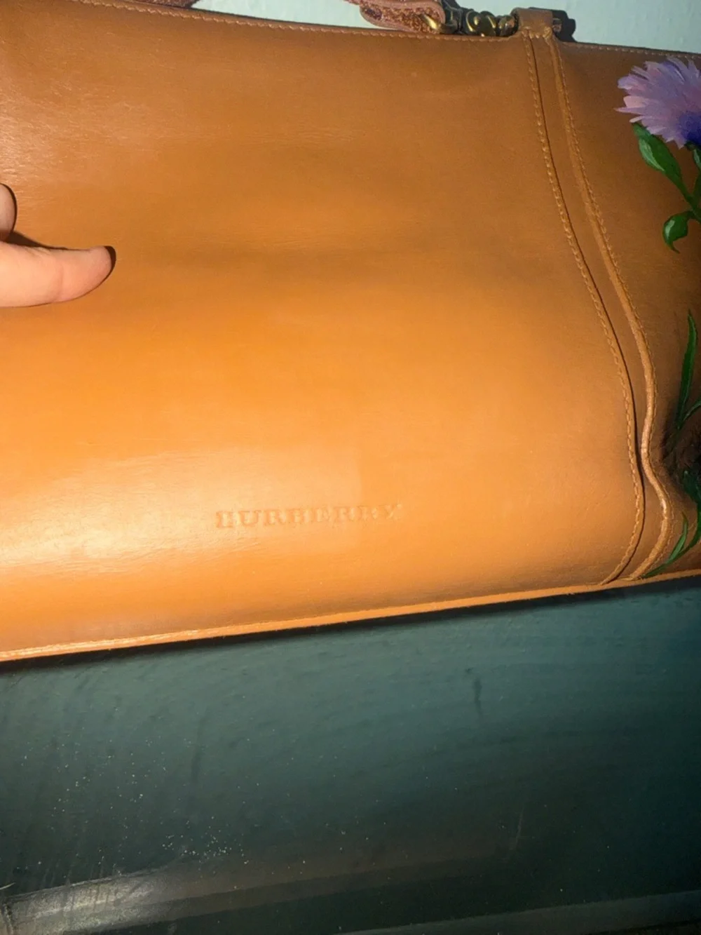 💯 Burberry Tan Leather Shoulder Bag with Hand-Painted Purple Floral Accents - Picture 3 of 16